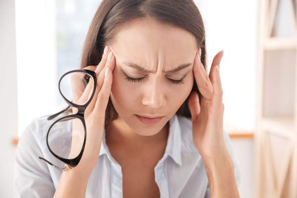 Frau mit Kopfschmerzen - Symptom der Histaminintoleranz