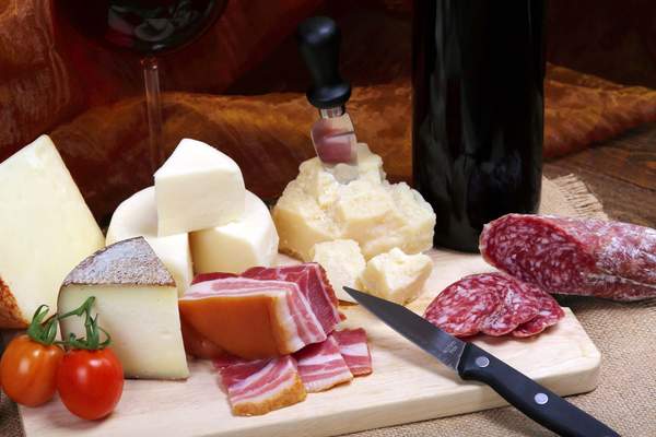 Wurst, Käse, Rotwein mit viel Histamin